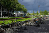 Велосипеды. Многие велосипеды явно брошенные. Интересно, есть ли в Нидерландах какие-нибудь правила утилизации бесхозных велосипедов?