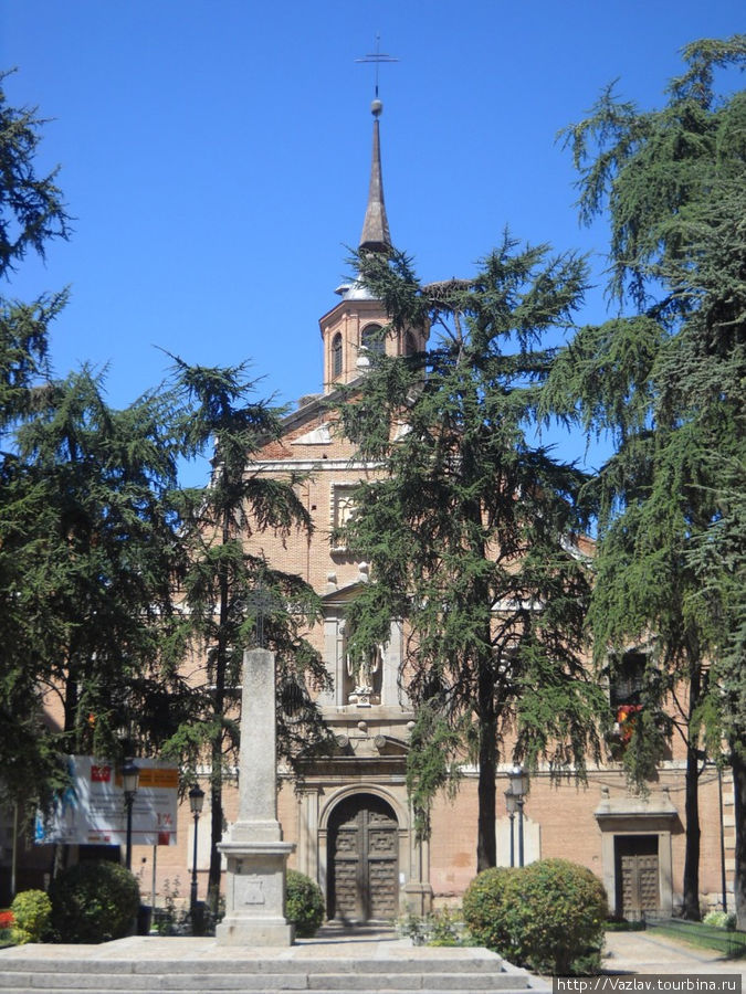 Фасад монастыря Алькала-де-Энарес, Испания