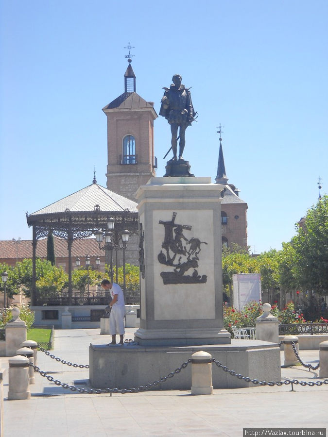 Монумент и его окружение Алькала-де-Энарес, Испания