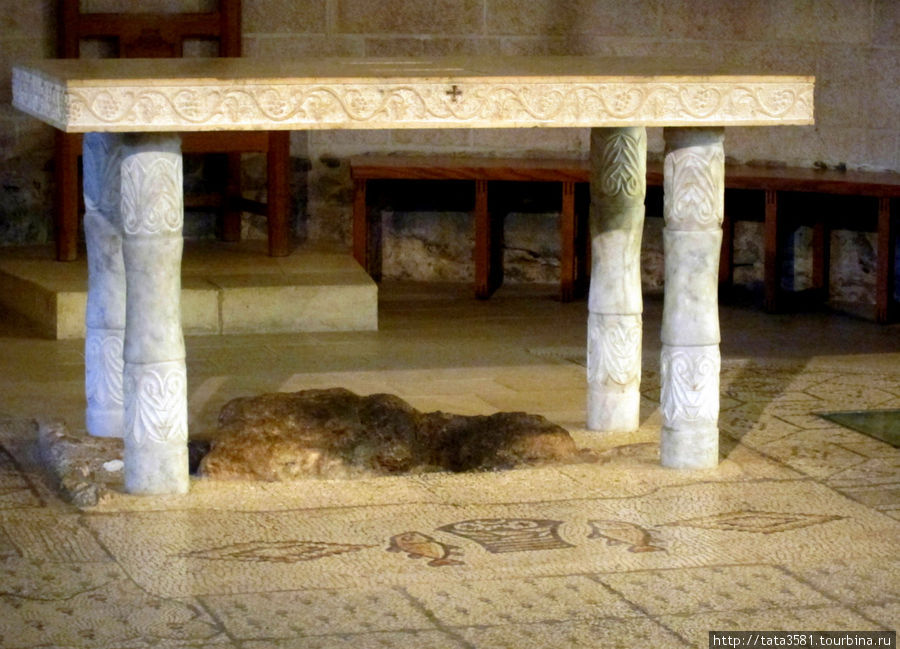 Древняя мозаика почти полностью сохранилась, и является главным украшением храма. Табха (Нагорная Проповедь), Израиль
