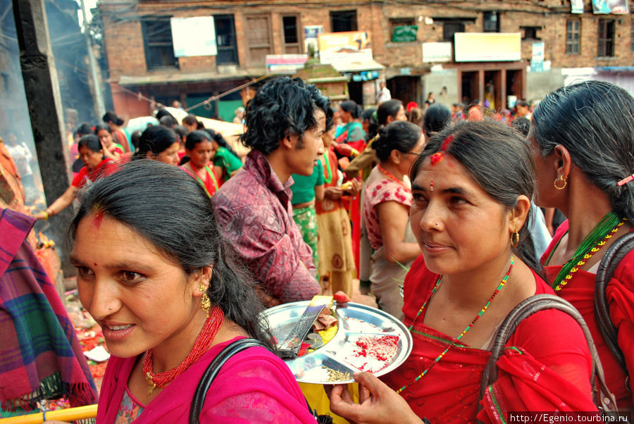 среди непалок несложно встретить женщин, которые чертами очень напоминают жительниц сельских регионов Украины, пережарившихся в солярии :)) Бхактапур, Непал