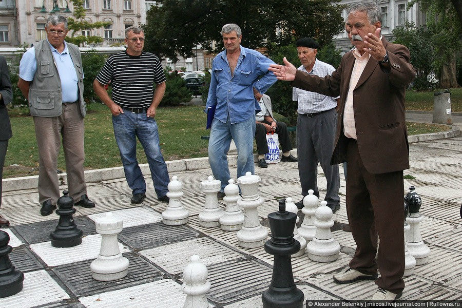 Европейское Сараево — очень уютное, тихое и приятное местечко. Например, здесь можно встретить пенсионеров, которые каждый день приходят играть в огромные шахматы. Это потрясающе! Сараево, Босния и Герцеговина