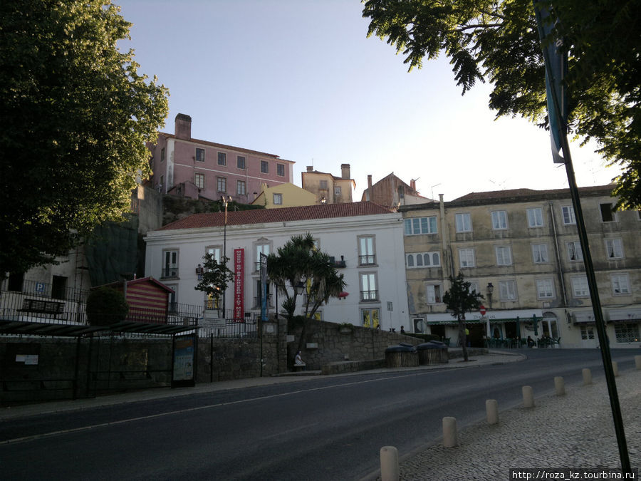 Слева на фото остановка рейсовых автобусов Синтры, откуда отъезжает экскурсионный автобус Алтосол. За ней — музей, справа по дороге в 50м Королевский дворец. Синтра, Португалия