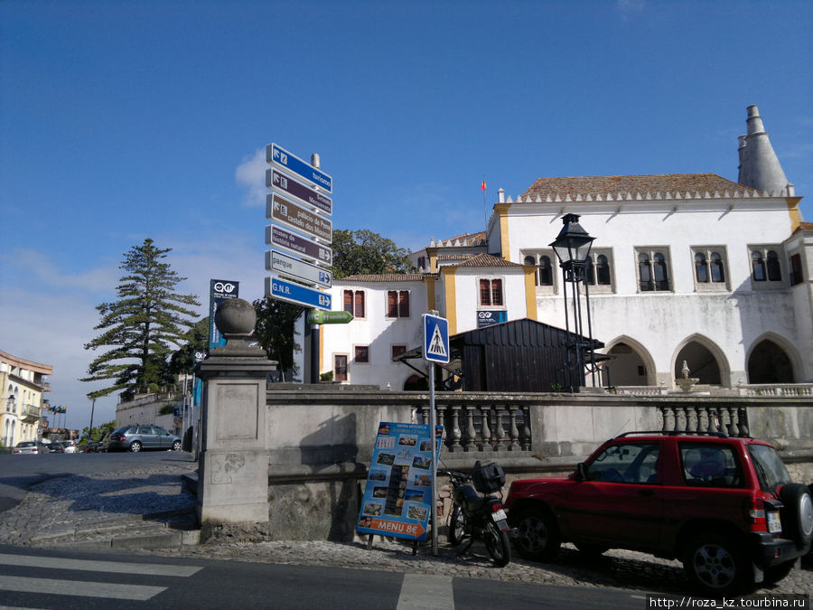 Слева от дворца, где флаги, виден отель Тиволи, в котором я остановилась Синтра, Португалия