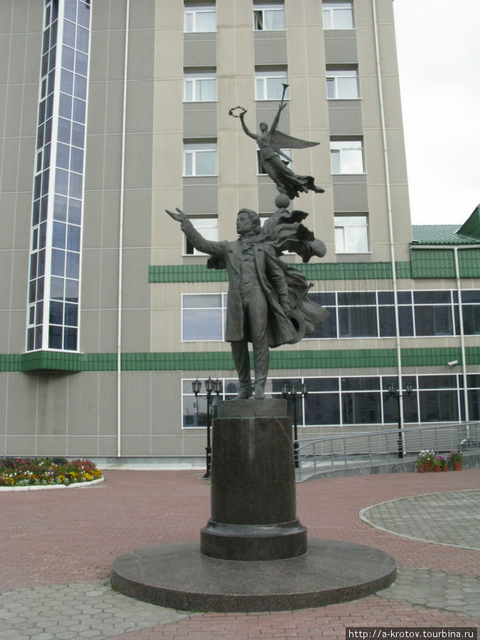 Статуя Пушкина (и муза — сзади) Сургут, Россия