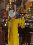 13. Форма у служителей Као Дая разноцветная. Цветная символизирует христианство, точнее католицизм, буддизм и ещё- что-то. Белые одеяния символизируют синтез всего и вся.