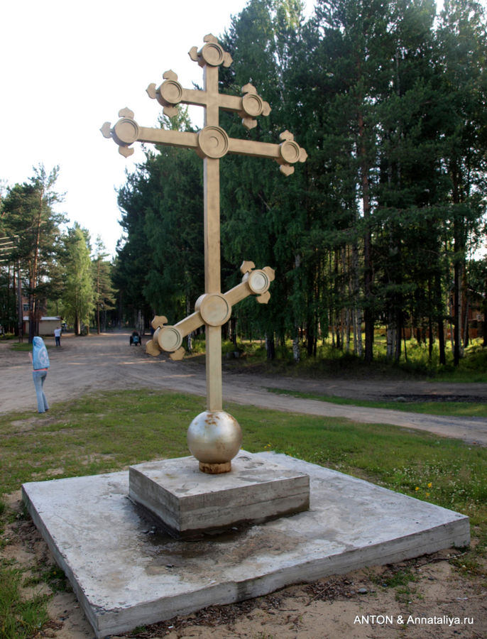 Крест у  пристани. Бор, Россия