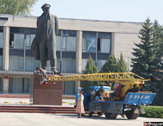 Памятник тоже готовят к празднику Рыбница, Приднестровская Молдавская Республика