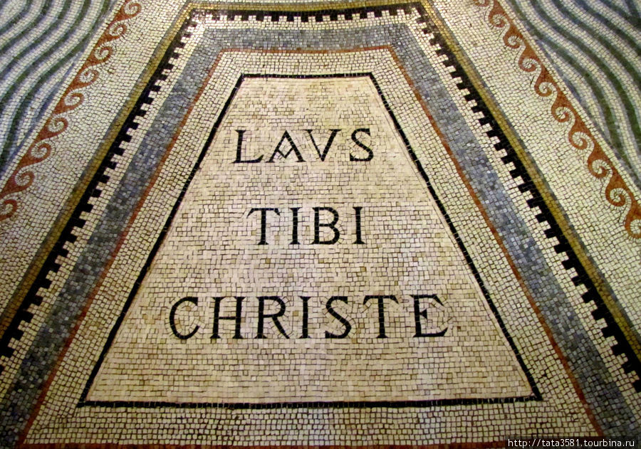 Мозаика на полу в церкви Нагорной проповеди.