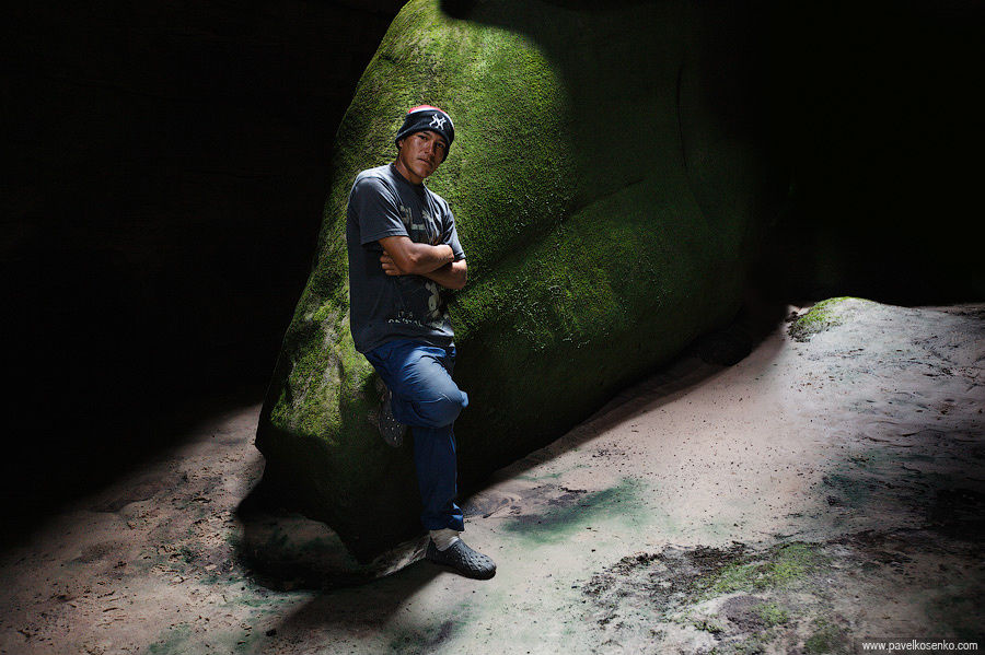 Индеец в пещере на Рорайме. Венесуэла