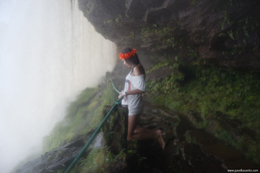 Внутри водопада на реке Каррао. Венесуэла