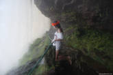 Внутри водопада на реке Каррао.