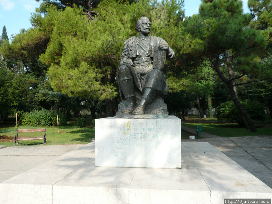 Памятник Петру II Негошу-великому черногорскому просветителю и поэту. Подгорица, Черногория