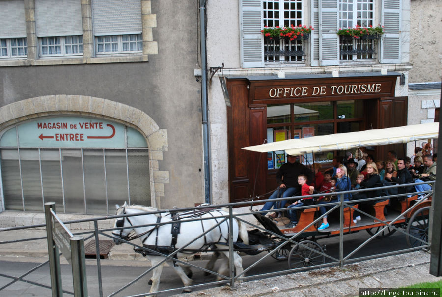Если выйти из замка, слева будет лестница (рядом с офисом по туризму), по ней надо спуститься, чтобы оказаться около La Duchesse Anne. Блуа, Франция