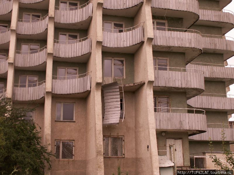 Ограждение балкона свисает. Белгород-Днестровский, Украина