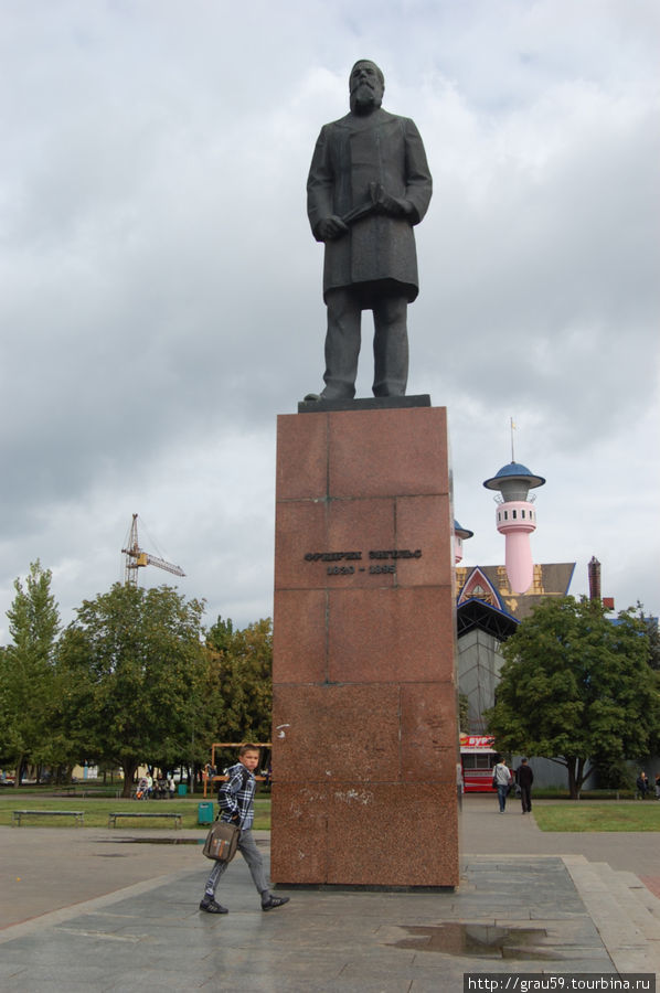 Памятник Ф. Энгельсу