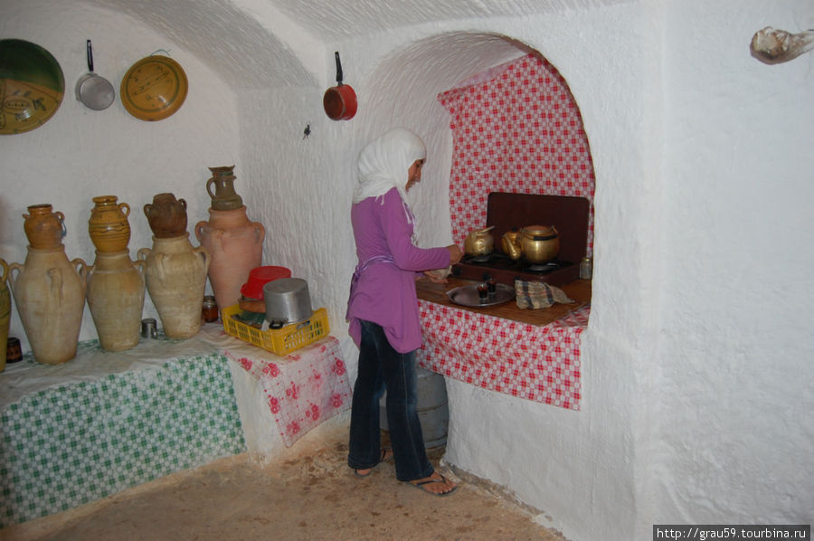 В жилище троглодитов Матмата, Тунис