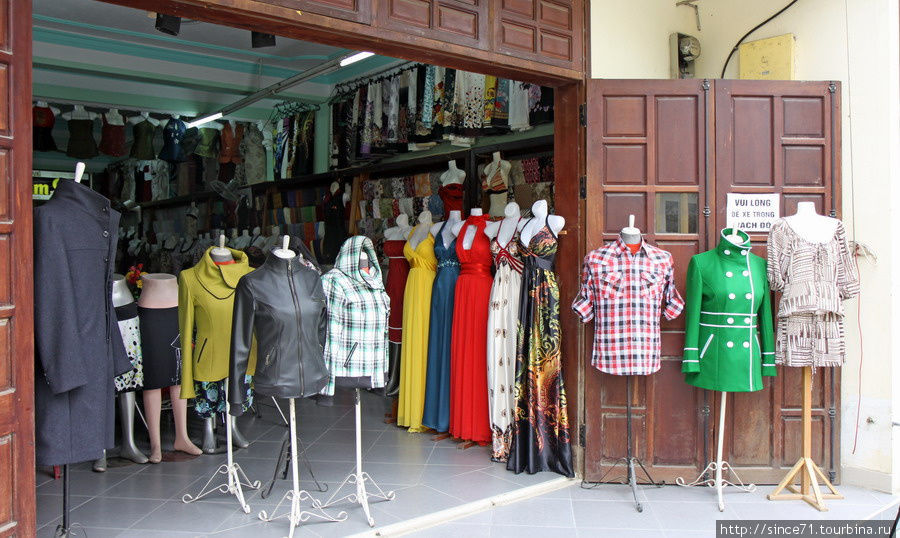 В Хой Ане можно пошить себе одежду на заказ. Зимнее шерстяное полупальто стоит около $50 , простое летнее платье около $15. Вьетнам