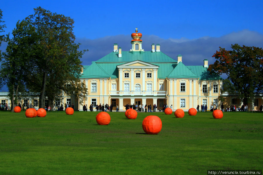 Шары-мандарины на лужайке у Большого дворца Ломоносов, Россия