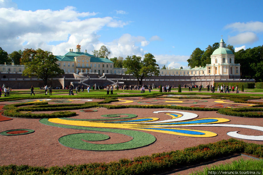 Площадь перед Большим дворцом Ломоносов, Россия