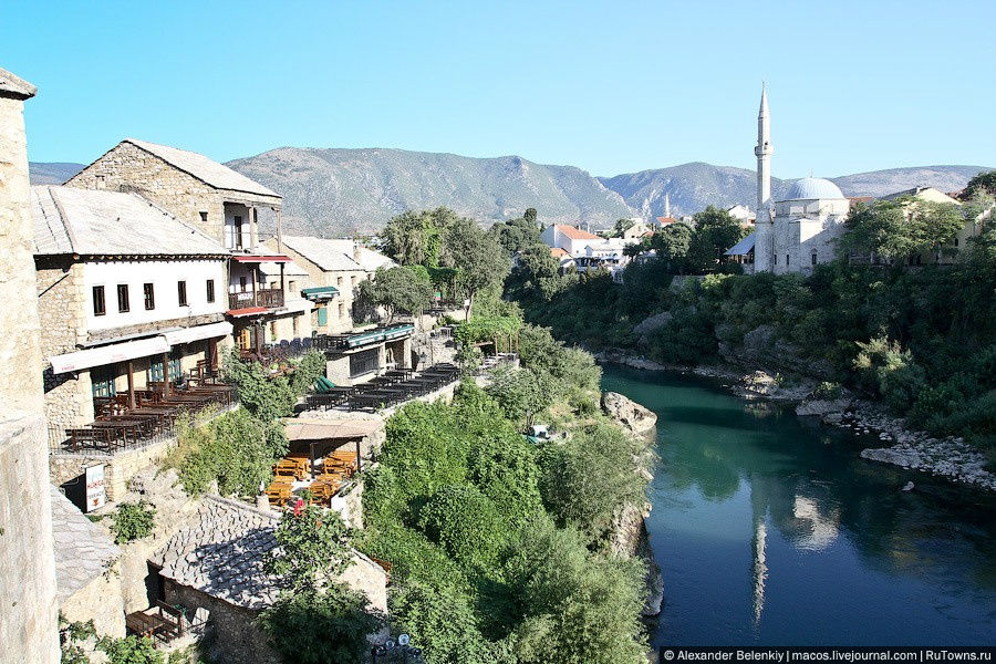 Он чем-то похож на косовскую Призрень и македонский город Кратово, только побольше. Там нет уюта, а есть туристичность — та самая, которой я так возмущался в Черногории. А почему там много туристов? Ответ очень простой: многим отдыхающим на побережье Черногории и Хорватии предлагают экскурсии в Боснию. Всем же интересно посмотреть и соседнюю страну, а ближайший относительно интересный город — как раз Мостар. Хорватия