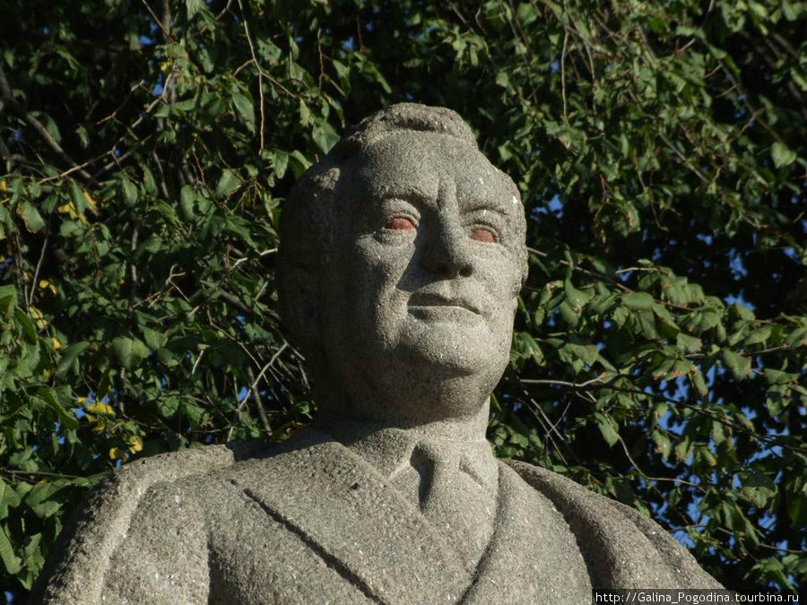 памятник Рузвельту немного отделали вандалы