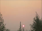 Якутский рассвет. Красное-красное солнце — наверное, из-за задымления... 
Сейчас на улице очень хорошо. А уже к полудню будет +40 и страшная духота.