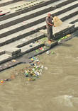 тут же, чуть вверх по реке, выкидывают отходы от церемоний