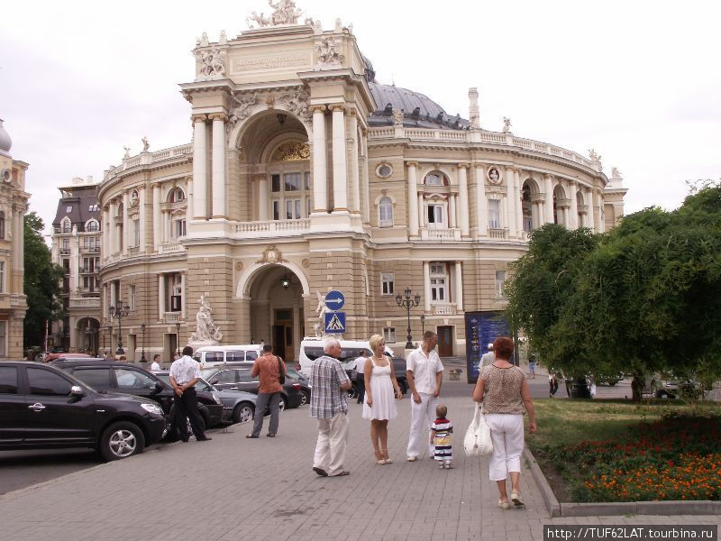 Оперный, архитектура и люди. Одесса, Украина