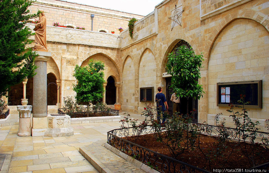 Двор перед входом в церквь Святой Екатерины францисканского монастыря, примыкающего с севера к Базилике. Западный берег реки Иордан, Палестина