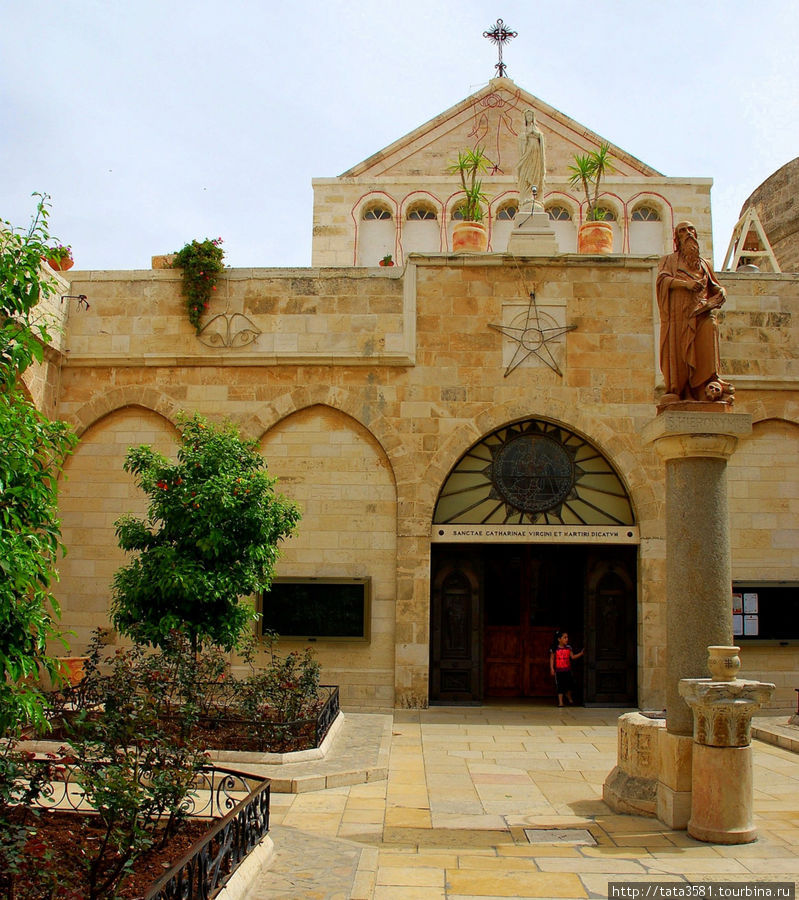 Двор перед входом в церквь Святой Екатерины францисканского монастыря. Западный берег реки Иордан, Палестина