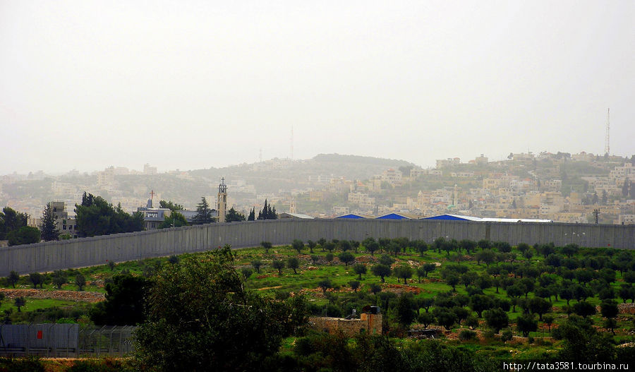 Вифлеем отделен от Израиля бетонной разделительной стеной, чтобы попасть в город надо пройти через контрольно-пропускной пункт. Западный берег реки Иордан, Палестина