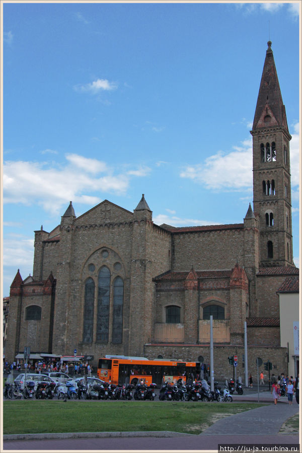 Санта Мария Новелла — это первое, что вы увидете во Флоренции, если приедете сюда на поезде. Это как раз вид со стороны вокзала. Флоренция, Италия