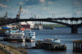 Ока впадает в Волгу. Вон там за корабликом, где вода потемнее — это уже Волга. Слева нижегородский порт, доживающий свои последние дни. Мост — Канавинский, старейший в городе.