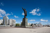 Вроде бы это один из самых больших памятников Ленину то ли в России, то ли вообще в мире. Реально большой, тут коммунисты любят встречаться.