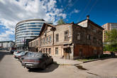 Известный нижегордский вид – старый купеческий домишко на фоне Центра международной торговли.