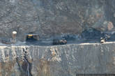 А это — почти пятьсот метров вниз. Выезд из шахт. Это на фотографии машины кажутся крошечными, их высота около пяти-шести метров.