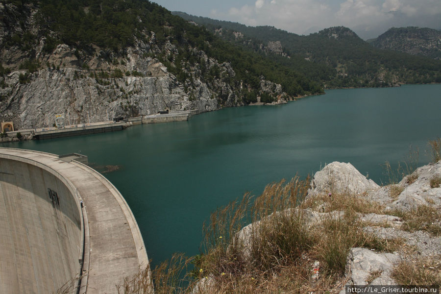 В центре плотины можно увидеть три буквы DSI. Аббревиатура Министерства водных ресурсов Турции. Манавгат, Турция