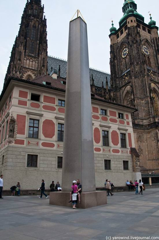 Рядом с собором стоит обелиск в память о жертвах Первой мировой войны, 1928г. Сделанный из монолитного куска мрамора, он должен был быть еще выше, но раскололся по дороге. Прага, Чехия