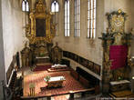 С другой стороны Владиславского зала есть часовня Всех Святых. Она была построена во второй половине XVIв на месте более ранней сгоревшей. Здесь хранятся мощи одного из наиболее почитаемых чешских святых – св. Прокопа.