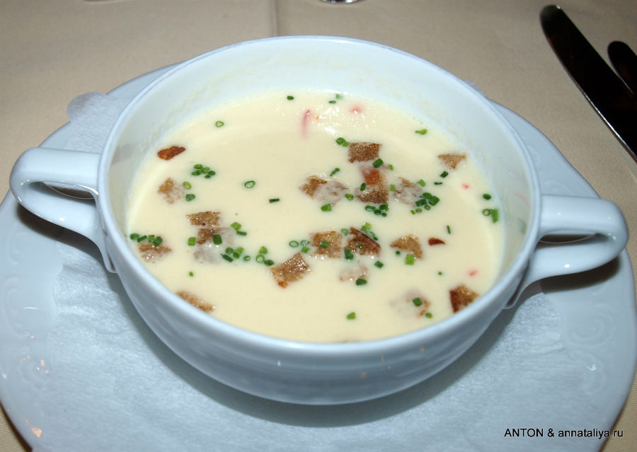 В ресторане кормили просто отменно. Например, меню одного из обедов (он начинался в 18.30) — суп-пюре из сыра по-зиллертальски. Фордерланерсбах, Австрия