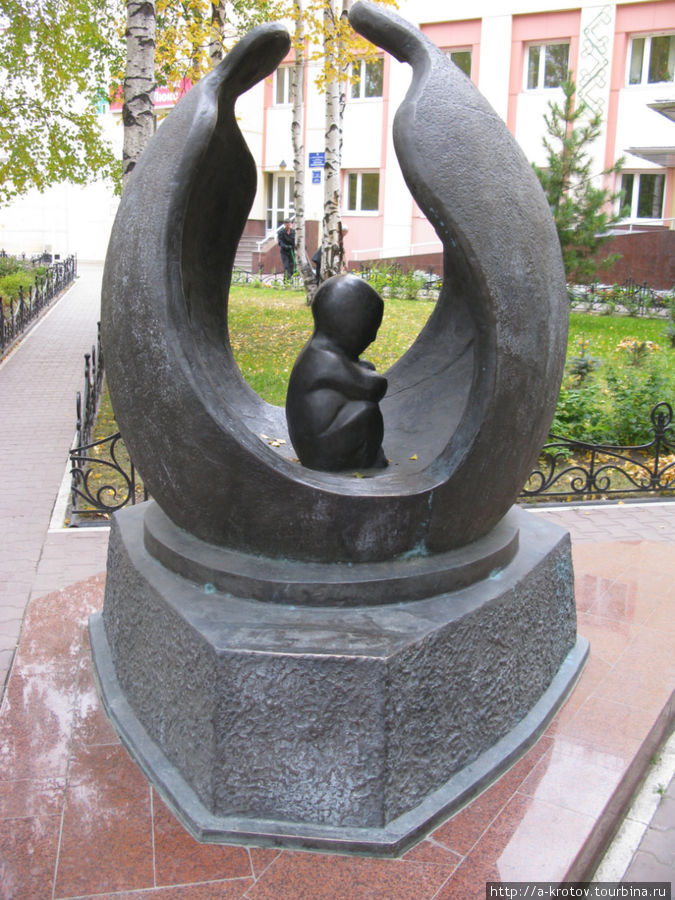 Ребёнок (статуя у больницы) Ханты-Мансийск, Россия
