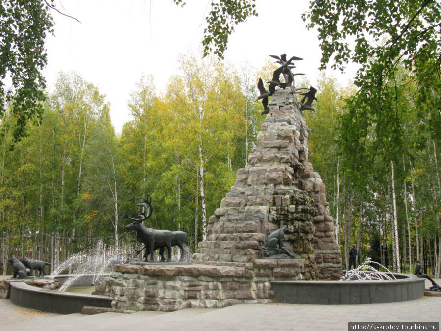 Это в центре города, памятник зверям Ханты-Мансийск, Россия