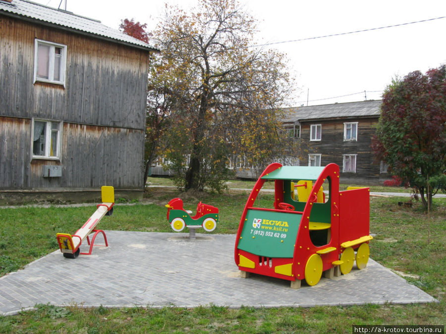 Детские площадки новые, а дома — не все новые Ханты-Мансийск, Россия