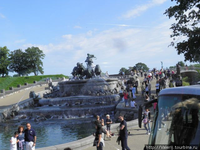 Крупнейший фонтан Копенгагена  — это фонтан Гефионы. Старинная легенда гласит, что шведский король пообещал северной богине плодородия Гефионе  столько земли, сколько она сможет вспахать за 24 часа. Она, превративсвоих четырех сыновей в быков и отрезала Зеландию от Швеции. Копенгаген, Дания