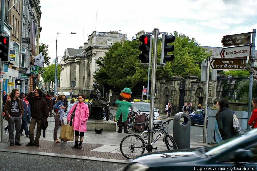 Уличный перфоманс. Молли Мэлоун и лепрекон. Просто проходил мимо. Дублин, Ирландия
