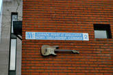 А вот и ушедшие легенды: бронзовая копия гитары Рори Галлахера.
Галлахер ассоциируется с его знаменитой Fender Stratocaster 1961 года (серийный номер 64351), трёхцветный санбёрст которой стёрся за годы до дерева почти полностью. Возможно, она была первой в Ирландии, первоначально заказанной участником шоубэнда, но тому не понравился цвет инструмента, и Галлахер купил гитару в музыкальном магазине «Crowley’s Music Store» всего за 100 фунтов. Гитара была впоследствии модифицирована Галахером. После смерти Рори компания Fender выпустила ограниченную партию гитар в серии Signature, до мельчайших подробностей повторявших инструмент Рори Галлахера.