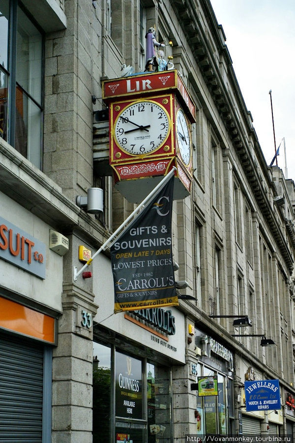 Один из многочисленных сувенирных магазинов Carroll’s. Сей на O’Connell street, у Дублинского шпиля. Дублин, Ирландия