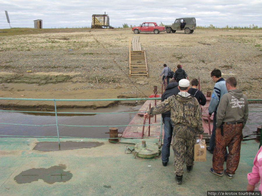 Иногда несколько человек всё же садится или выходит с парохода Ханты-Мансийск, Россия