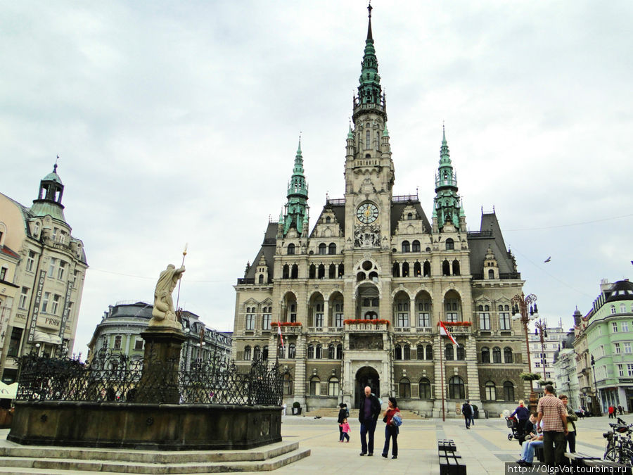 Символом города  стала построенная в стиле неооренессанс в конце 19 века городская ратуша с 65-метровой башней, откуда можно посмотреть на город сверху Либерец, Чехия